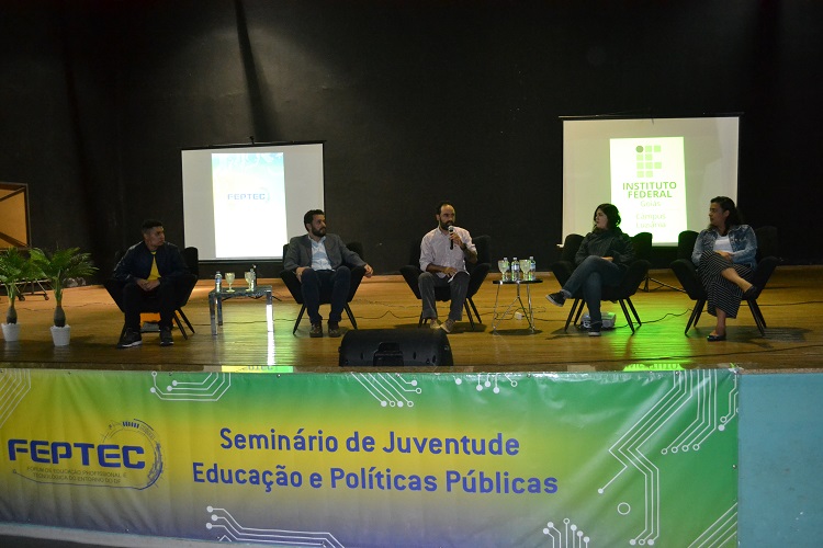 Diretor-geral do Câmpus Luziânia, Reinaldo Reis (centro), destaca a importância do Fórum na cerimônia de abertura